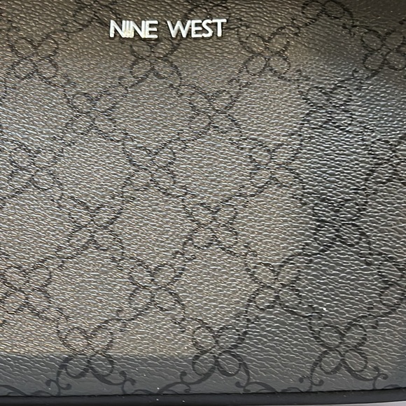 NINE WEST MISTLETOE WRISTLET COIN PURSE GIFT SET **NWT** - Picture 9 of 9